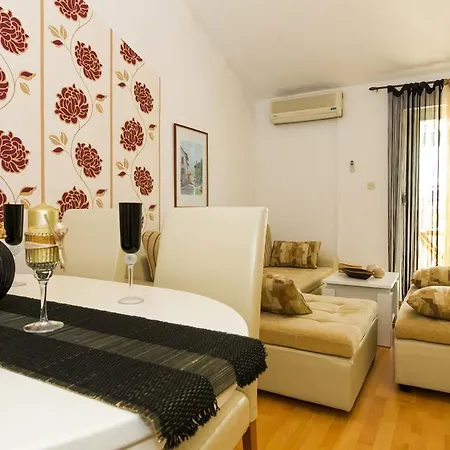 Orange Apartment *