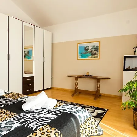 Orange Apartment *